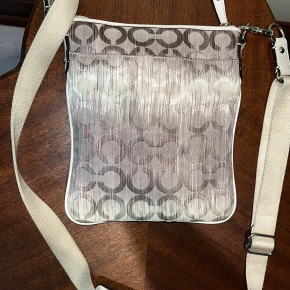 Coach   Rare Crossbody bag  Horse & carriage logo  cream/silvery gray leather tr - Picture 8 of 13